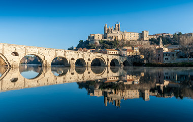 La cathédrale Saint-Nazaire et Saint-Celse est une église de style gothique située à Béziers et le pont vieux, dans le département français de l'Hérault et la région Occitanie , France