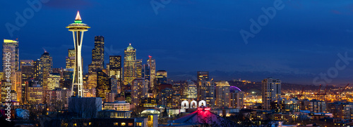 Naklejka samoprzylepna Panorama panoramę Seattle z igłą kosmiczną o zmierzchu, wa, usa