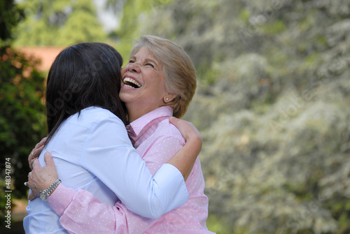 Fotografía Señoras amigas compartiendo en un jardín,campo.