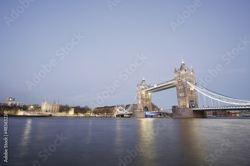 Plakat na papierze fotorealistycznym Tower Bridge w nocy