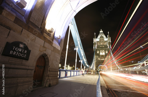 Plakat na papierze fotorealistycznym Tower Bridge w nocy