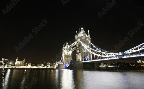 Plakat na papierze fotorealistycznym Tower Bridge w nocy