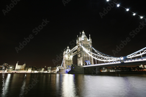 Plakat na papierze fotorealistycznym Tower Bridge w nocy