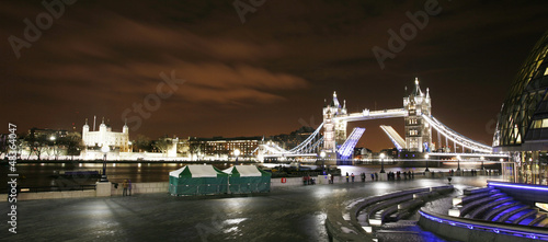 Fotoboard na płycie Tower Bridge w nocy