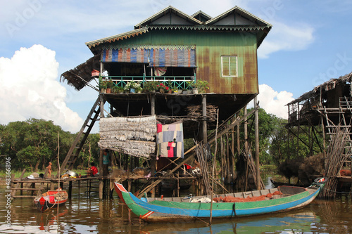 Fotografía Barque de peche et maison sur pilotis