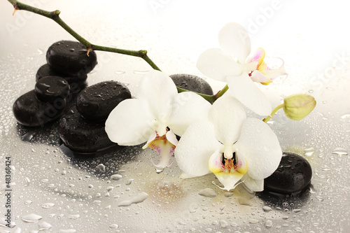 czarne-bazaltowe-kamienie-doo-masazu-i-biala-orchidea