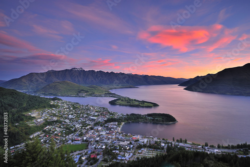 Board z aluminiowym obramowaniem Widok Queenstown, Nowa Zelandia o zmierzchu