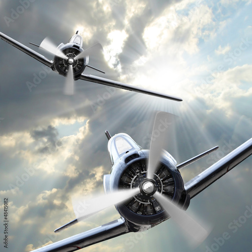 stare-samoloty-wojskowe-w-chmurach