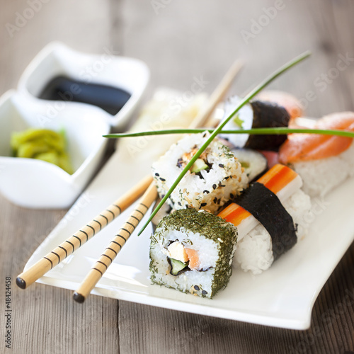 Naklejka na szybę Sushi auf Holz quadratisch