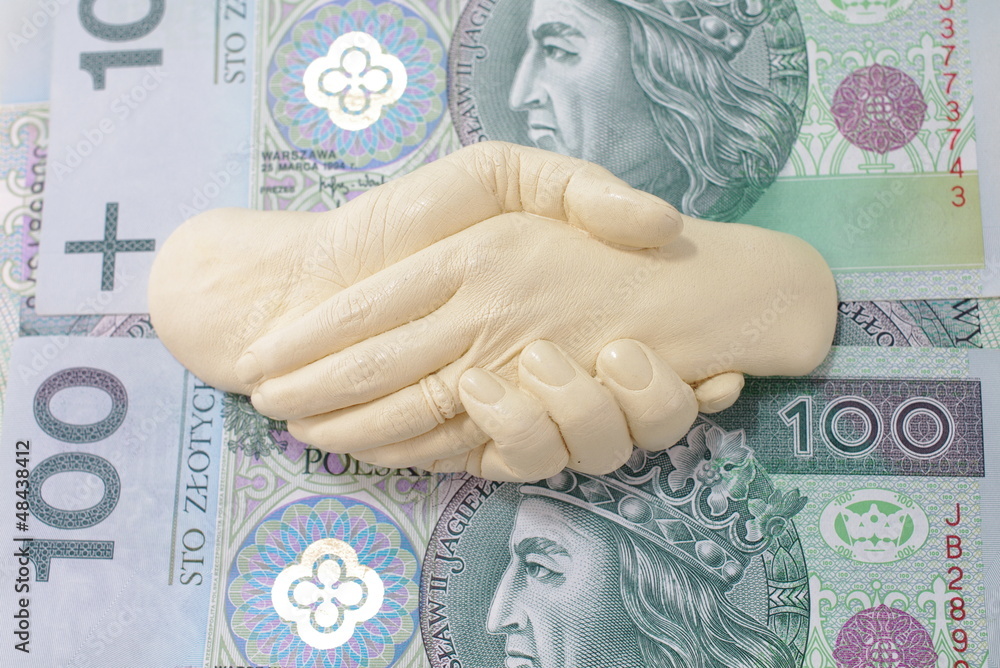 Uścisk dłoni nad banknotami PLN - obrazy, fototapety, plakaty 