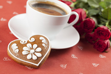 Wall Mural - Gingerbread heart with coffee and roses