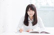 © blanche - 勉強する女の子