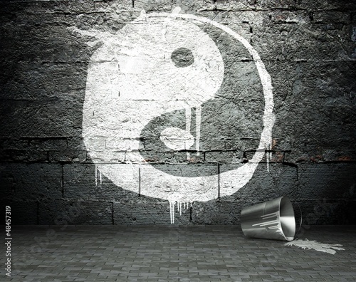 Board z aluminiowym obramowaniem Graffiti ściany z yin Yang, tło ulica