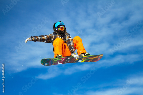 Board z aluminiowym obramowaniem Snowboardzista na niebie