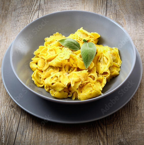 Board z aluminiowym obramowaniem Pierwszy kurs tortellini z masłem i szałwią