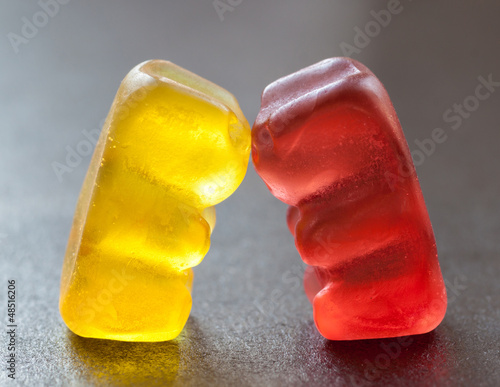 Naklejka dekoracyjna Two jelly bear on dark background. In Love.