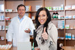 © wildworx - Kundin in der Apotheke