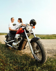 Papier Peint - Young biker couple on the country road