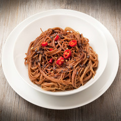 Poster - piatto di spaghetti al cioccolato e peperoncino piccante