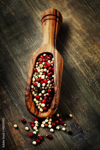 Fototapeta na wymiar pepper in wooden scoop