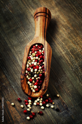 Naklejka na szafę pepper in wooden scoop