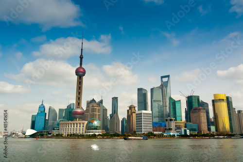 Board z aluminiowym obramowaniem Szanghaj pudong widziany z zapory