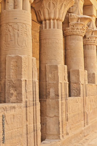 Board z aluminiowym obramowaniem Kolumny bogini głowy hathor w świątyni philae (egipt)