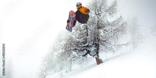 Board z aluminiowym obramowaniem Snowboardzista we mgle