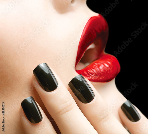 makijaz-i-manicure-czarne-paznokcie-i-czerwone-usta