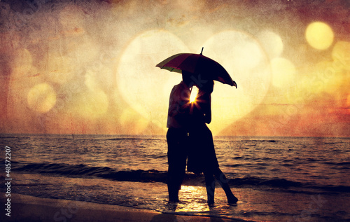 Foto-Kissen - Couple kissing under umbrella at the beach in sunset. Photo in o (von Masson)