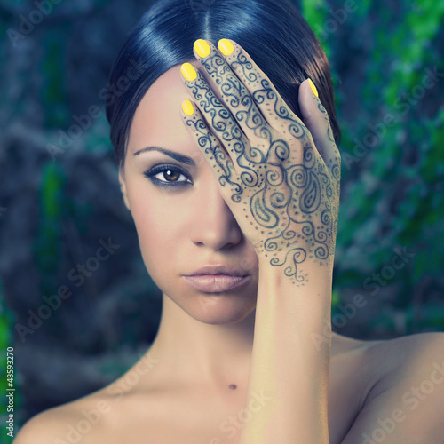 Fotoboard na płycie Pani z namalowanymi rękami mehendi