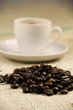 Kaffeebohnen vor Espressotasse