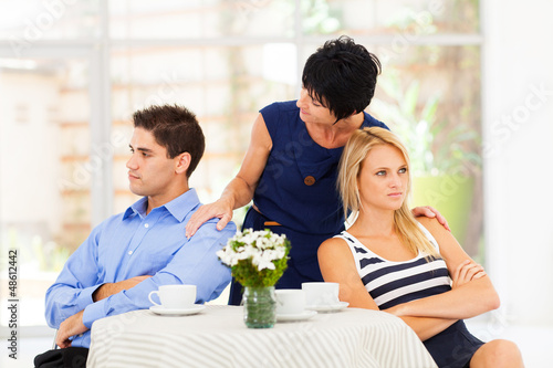 Fotomural caring mother reconciling fighting young couple