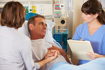 Wall Mural - Nurse Talking To Couple On Ward