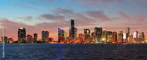 Plakat na papierze fotorealistycznym Scena nocna miami