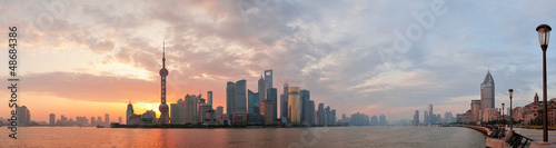 Board z aluminiowym obramowaniem Sylwetka panoramę Szanghaju rano