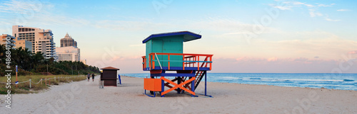 Plakat na papierze fotorealistycznym Miami Beach Sunset panorama z wieżą ratownik i hotele.