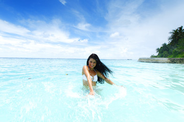 Poster - Woman splashing in sea