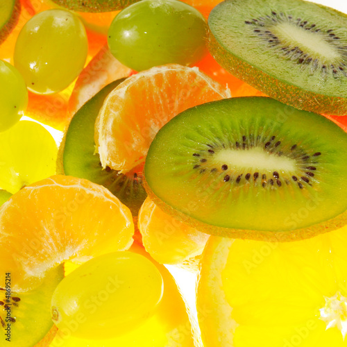 owocowe-tlo-mandarynki-winogrono-kiwi