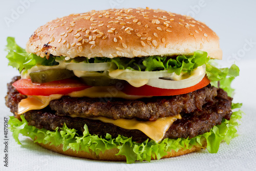 Naklejka samoprzylepna Hamburger - burger z grillowaną wołowiną i warzywami