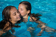© Eléonore H - deux amies dans la piscine