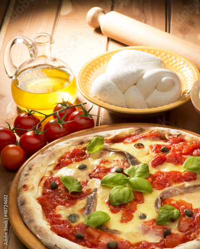Tapeta ścienna Pizza z składników na drewnianym stole