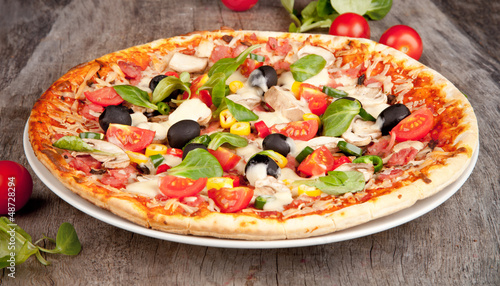 Naklejka samoprzylepna Pyszna włoska pizza serwowane na drewnianym stole