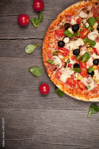 Naklejka samoprzylepna Pyszna włoska pizza serwowane na drewnianym stole