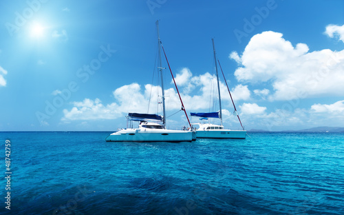 Board z aluminiowym obramowaniem Jacht żaglowy na wodzie oceanu