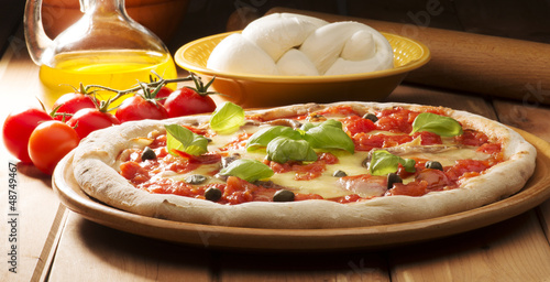 Naklejka samoprzylepna Pizza z składników na drewnianym stole