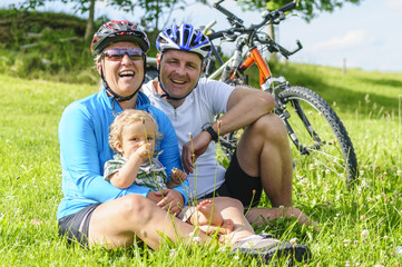 vergnügte Familie bei einer Radtour