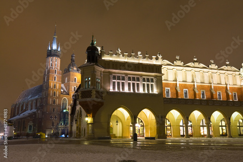 Board z aluminiowym obramowaniem Rynek nocą, polska, krakow.