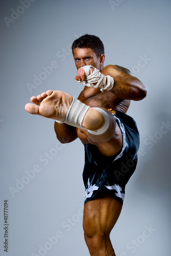 Fotoboard na płycie Kick-boxer kopie na szarym tle.