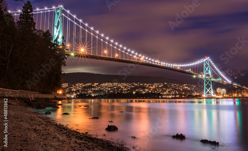 Naklejka ścienna Lions Gate Bridge in Vancouver at Night